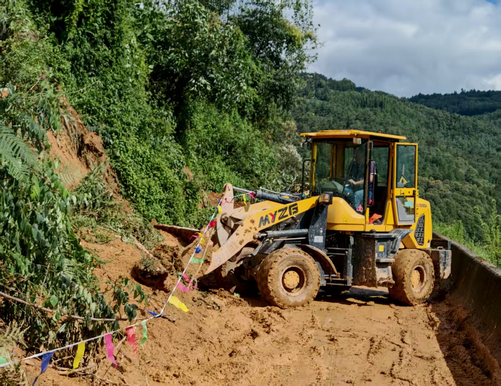 【一線資訊】黃龍水庫擴建工程施工項目協(xié)助阿子營街道辦事處開展山體滑坡應急搶險